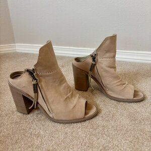 Dolce Vita Beige Leather Chunky Block Heel Sandal 8, Open Toe